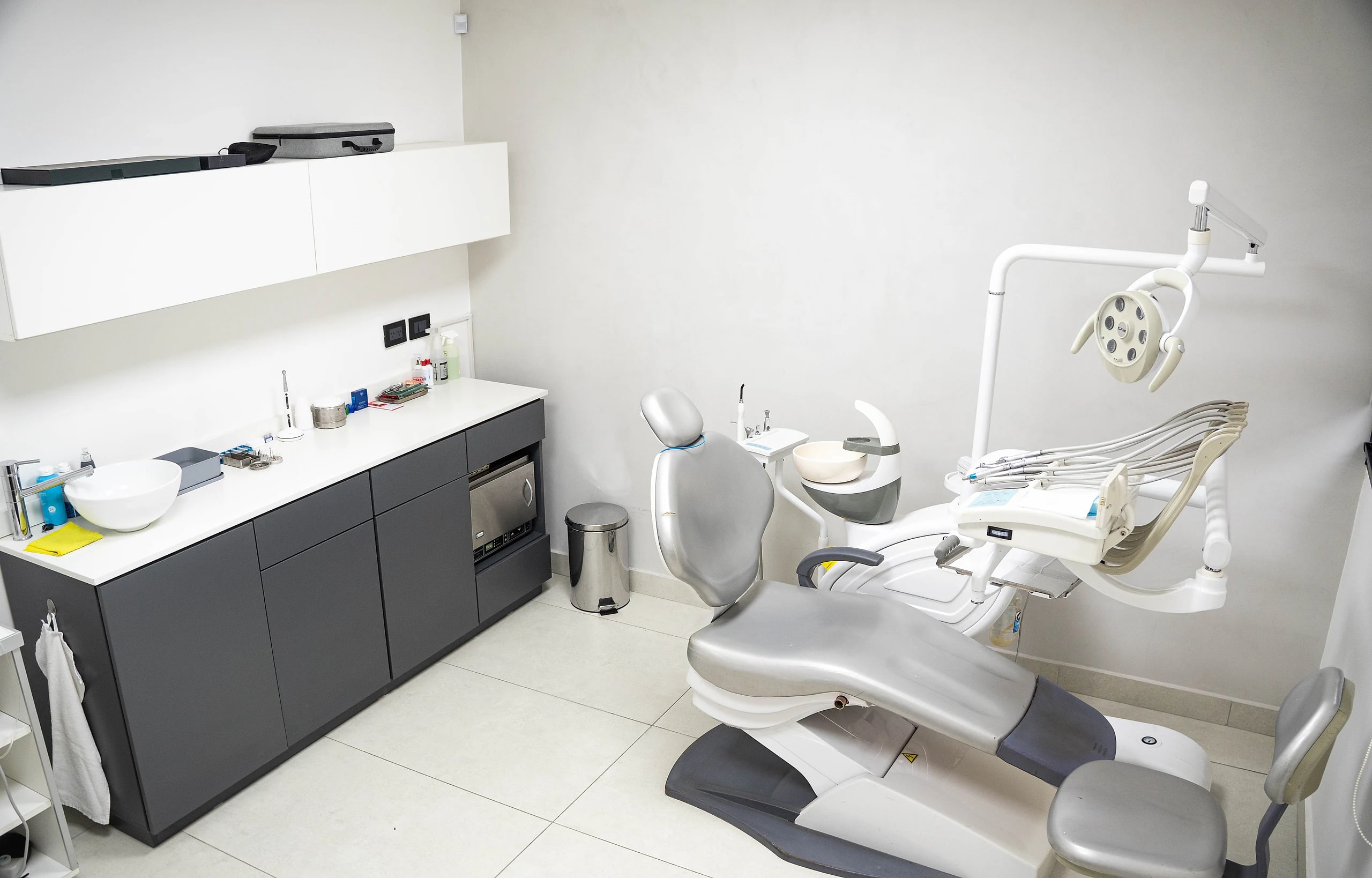Consultorio odontológico de AURIS, con el sillón y el mobiliario clínico