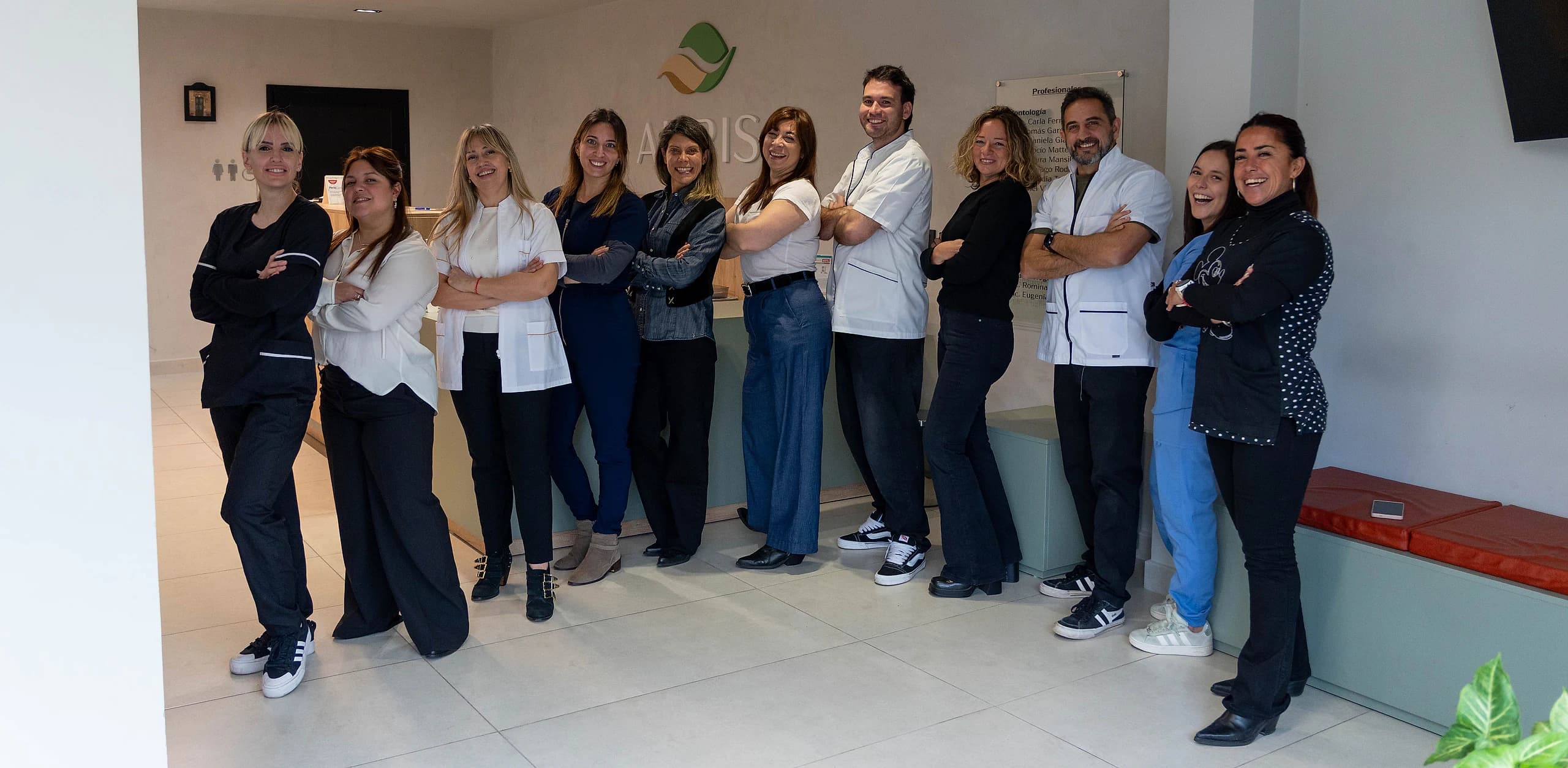 El equipo de AURIS en la recepción del centro