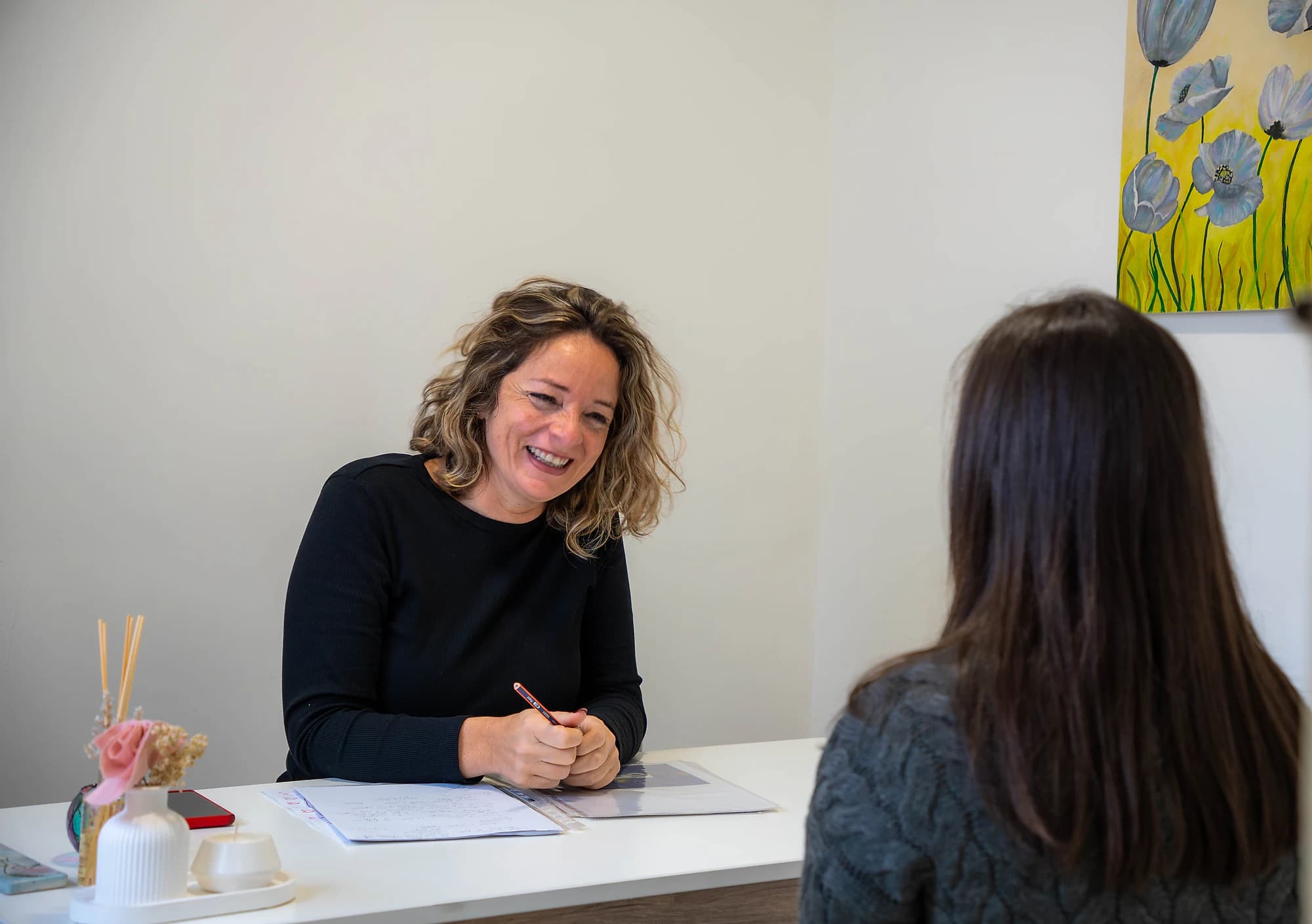 La Lic. Soledad Di Martino escuchando a una consultante